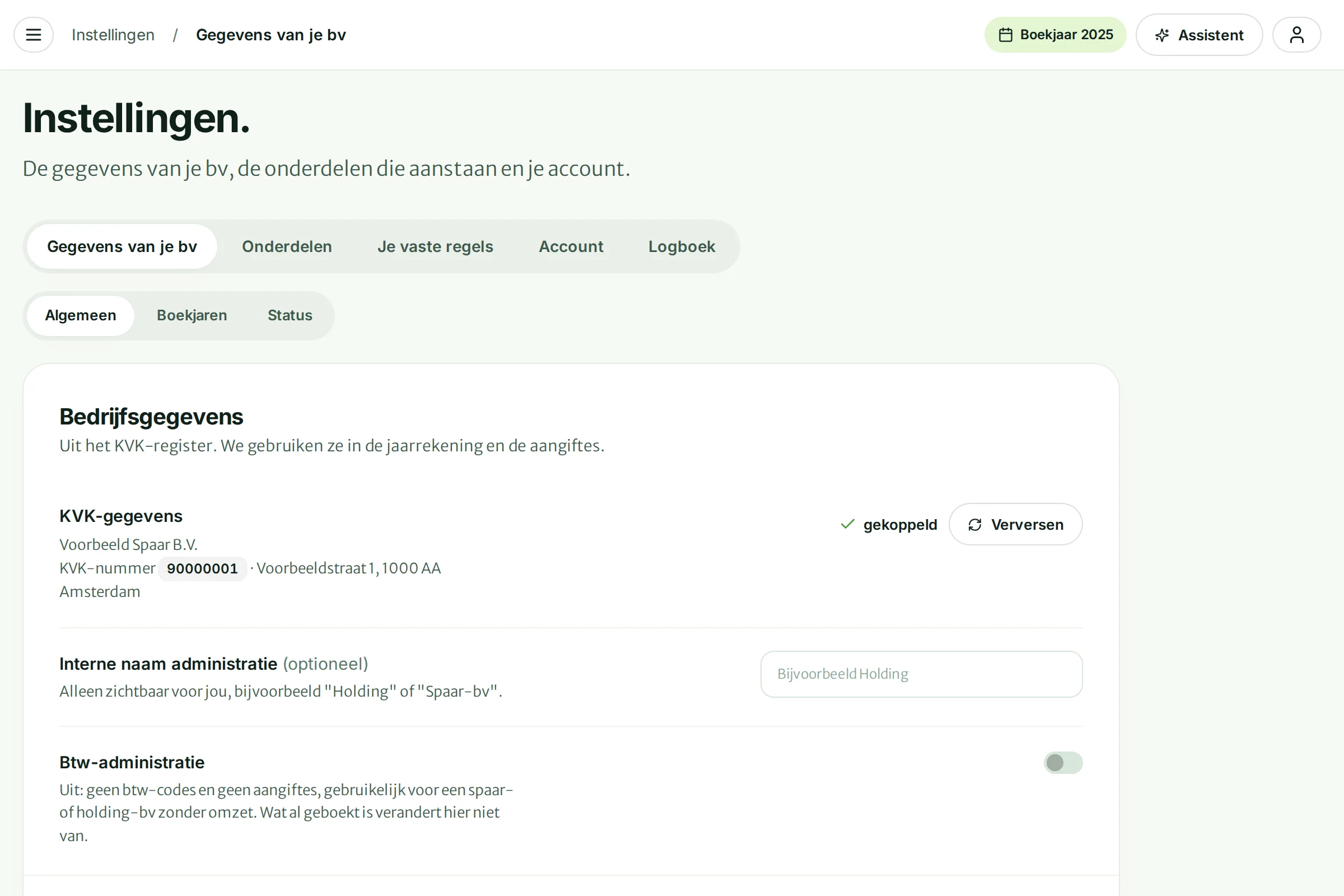 De pagina Instellingen met de KVK-gegevens van Voorbeeld Spaar B.V. en de btw-instelling