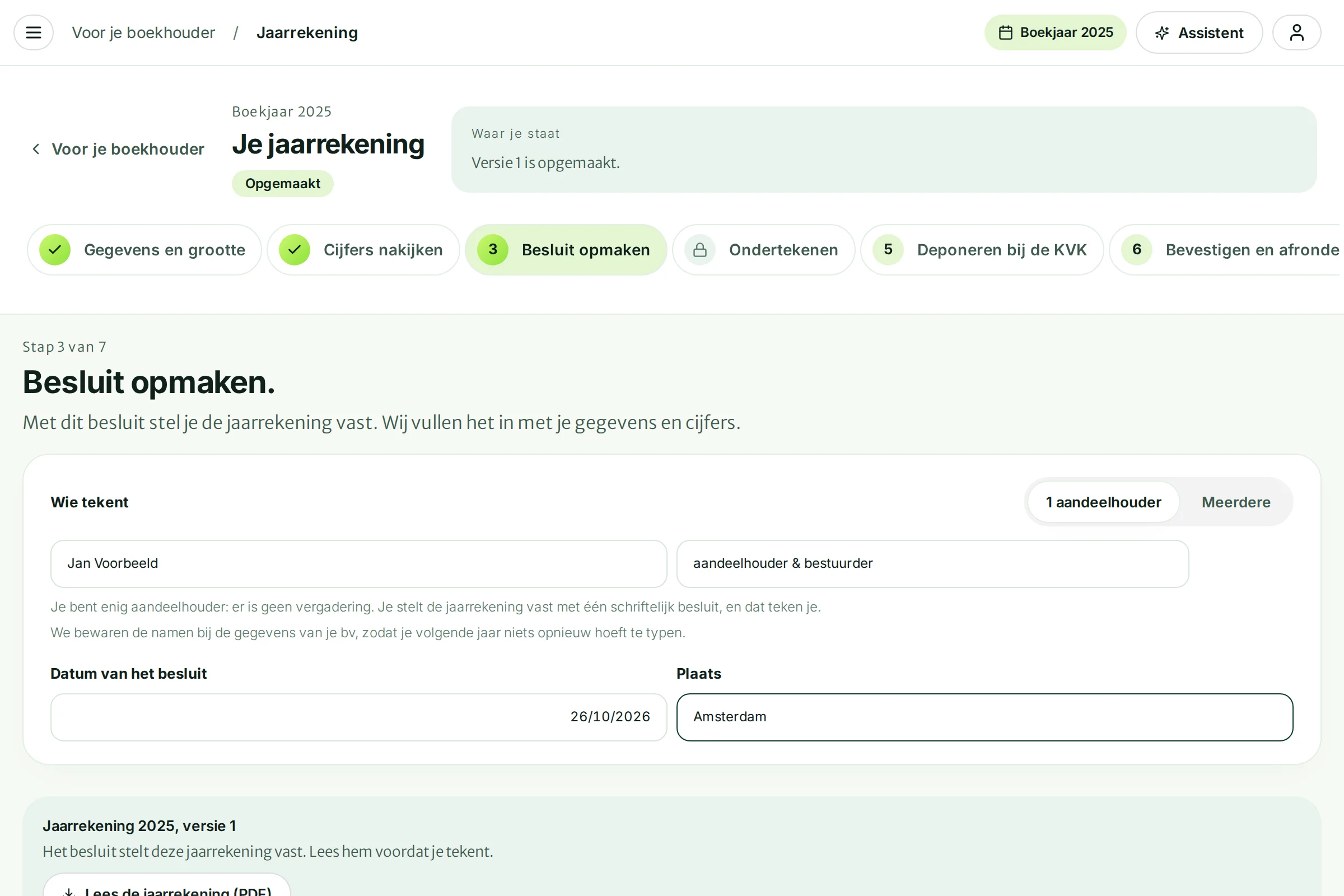 Stap 3 Besluit opmaken met Jan Voorbeeld als aandeelhouder en bestuurder, de datum en Amsterdam